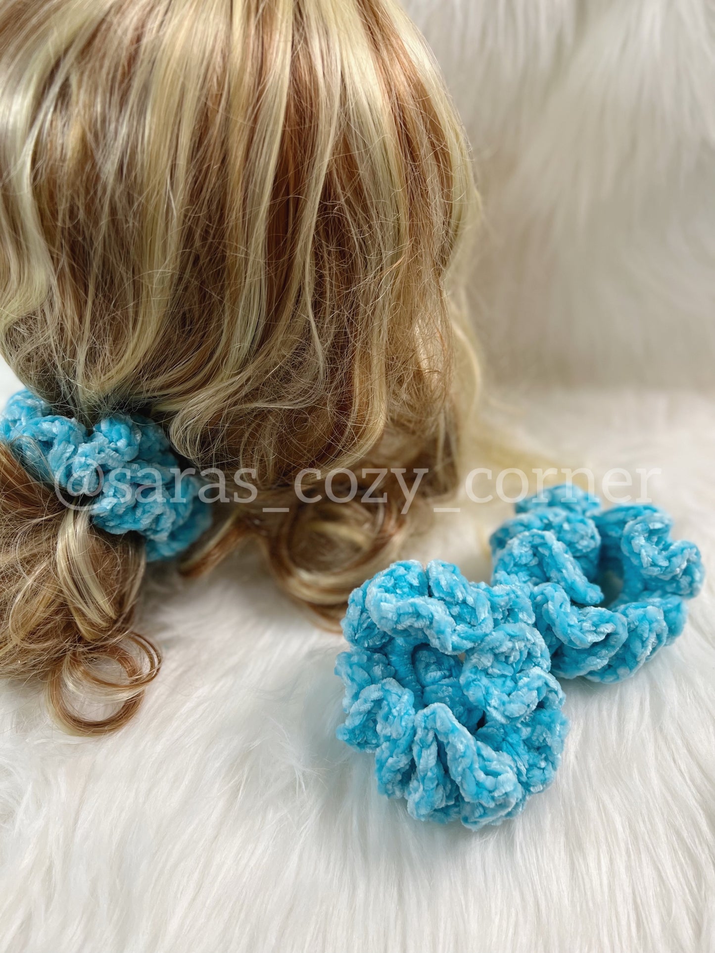 The Velvet Charm scrunchies turqouise