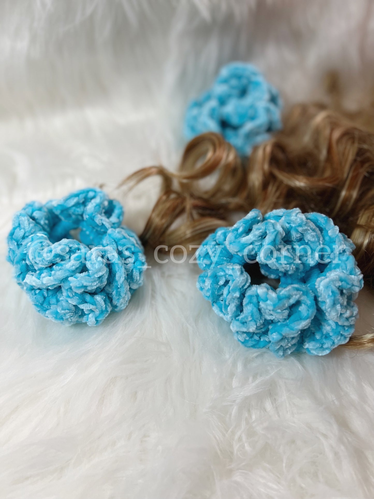 The Velvet Charm scrunchies turqouise