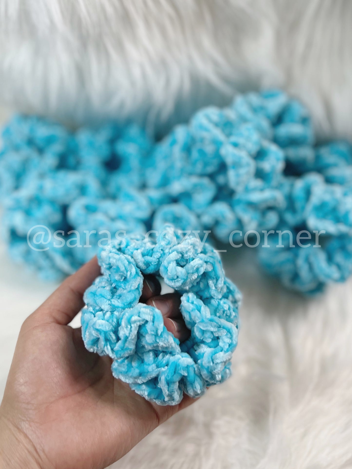 The Velvet Charm scrunchies turqouise