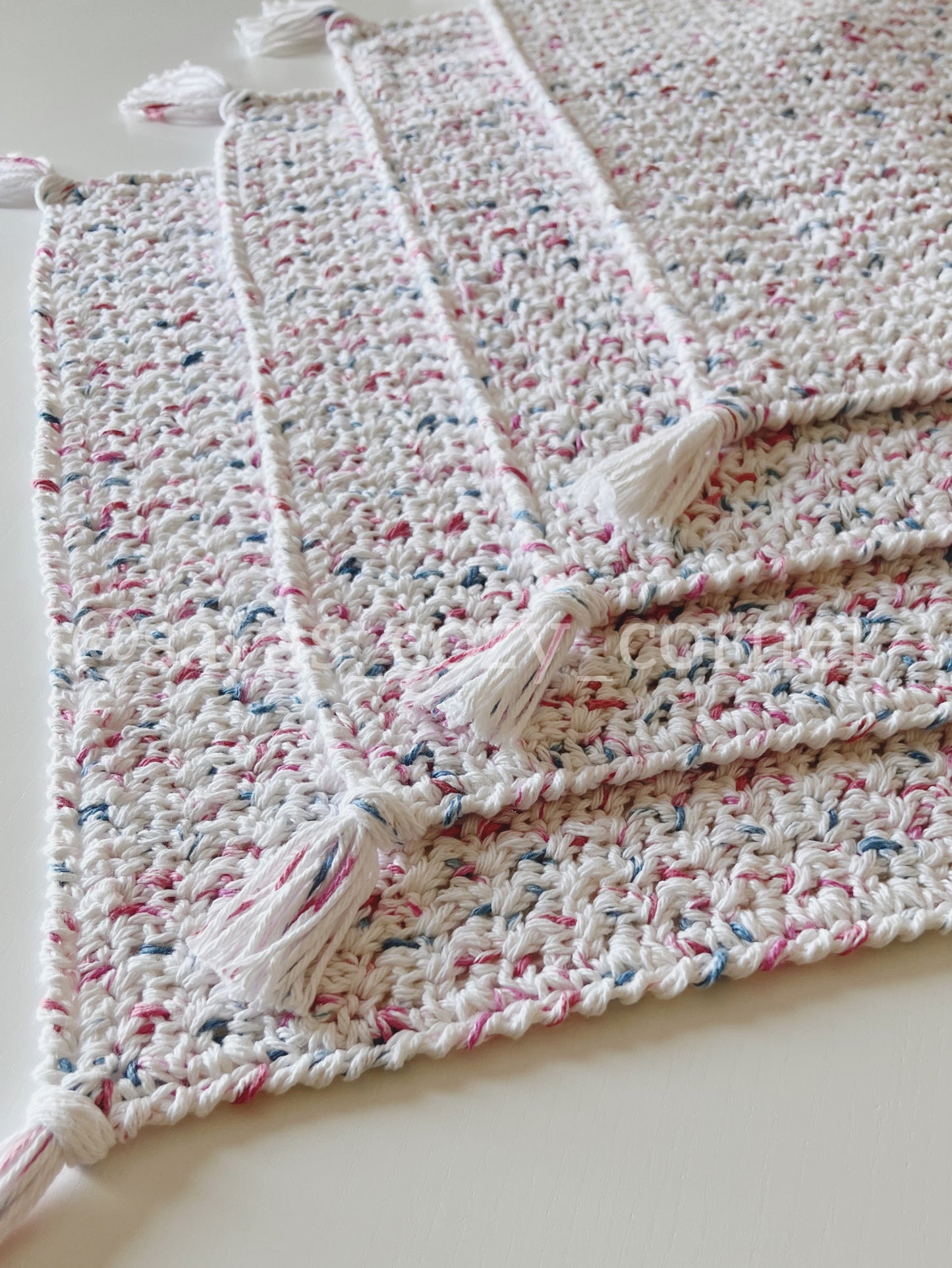 The Marble prints crochet placemat with tassels