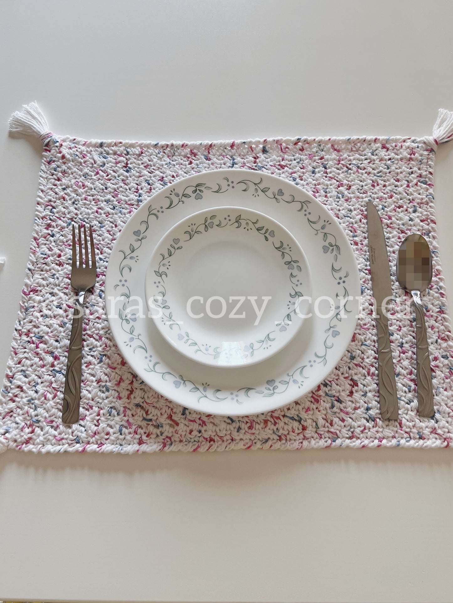 The Marble prints crochet placemat with tassels